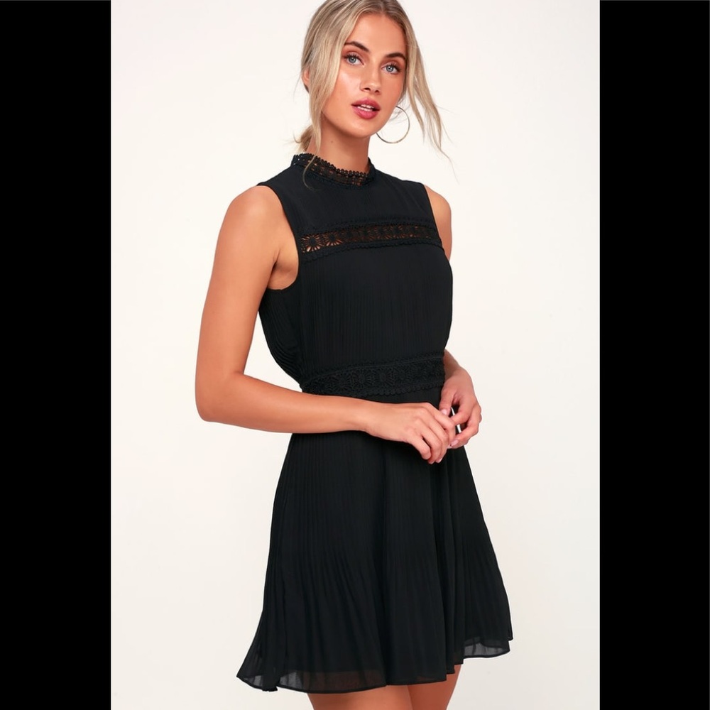NWT Lulu’s Pleated Sleeveless Skater Dress